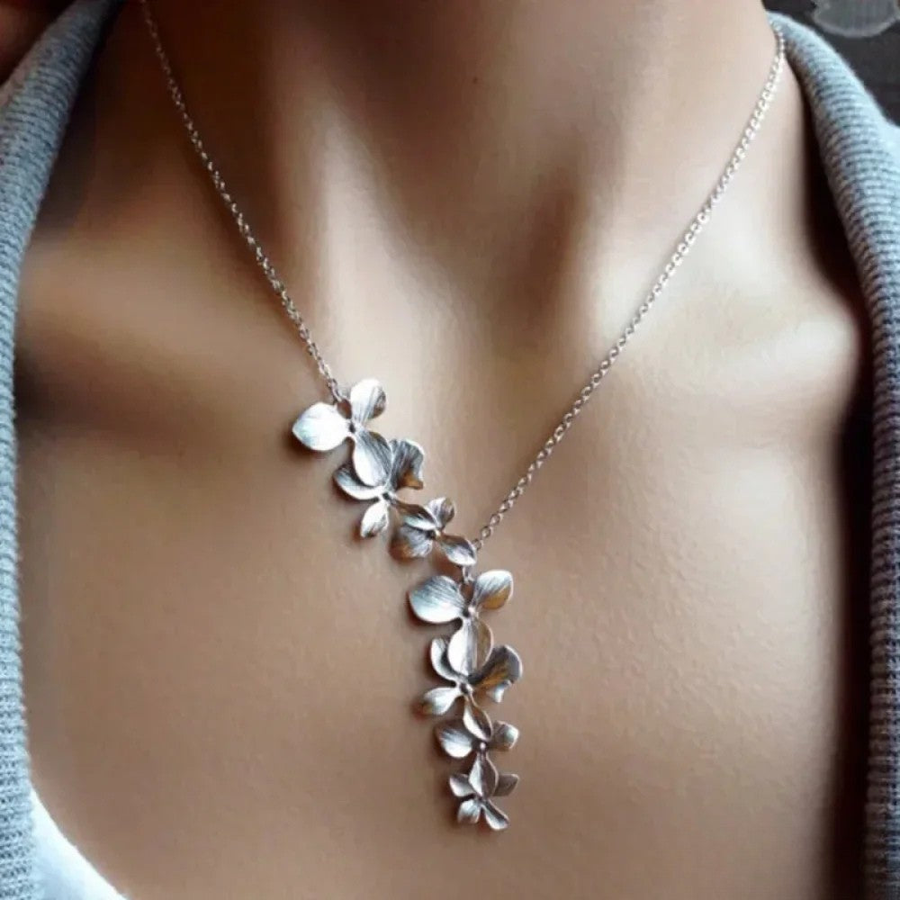 Solenn – Antique Silver Floral Necklace