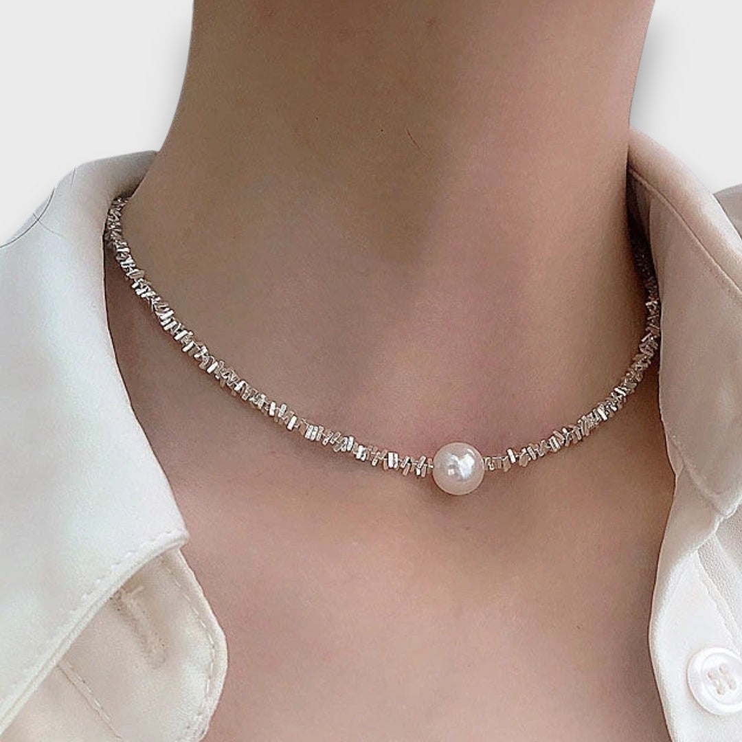 Eliriane – Delicate necklace with lustrous pearls
