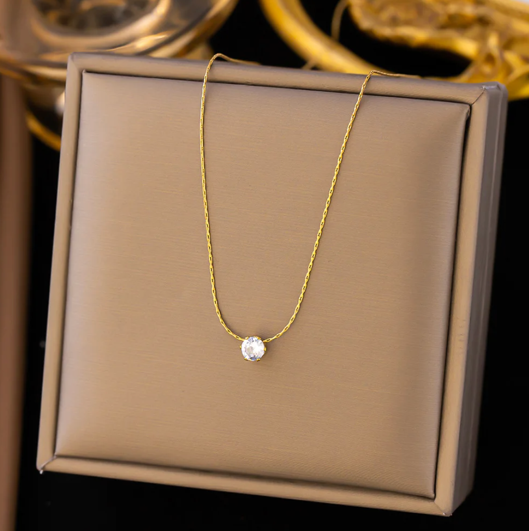 Ceraline – Sparkling necklace with a shimmering accent