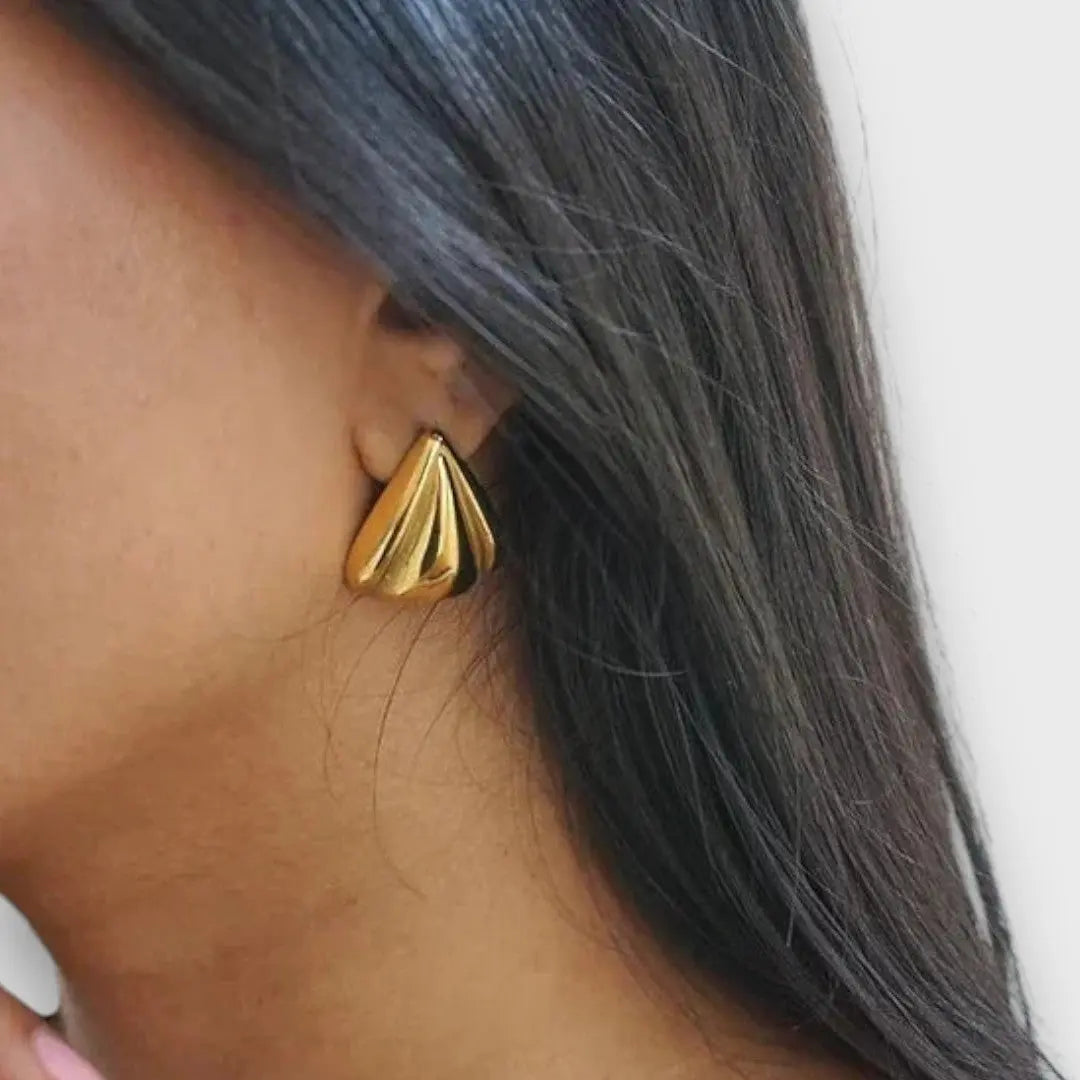 Nuna – Gold Earrings with Sculptural Character