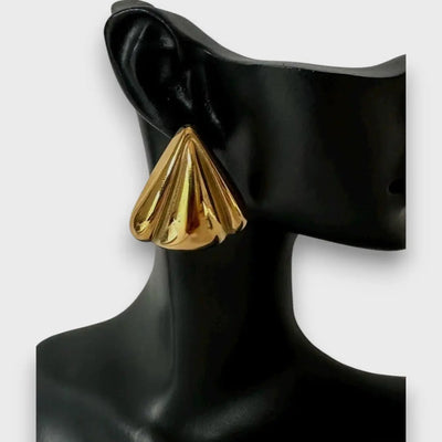 Nuna – Gold Earrings with Sculptural Character