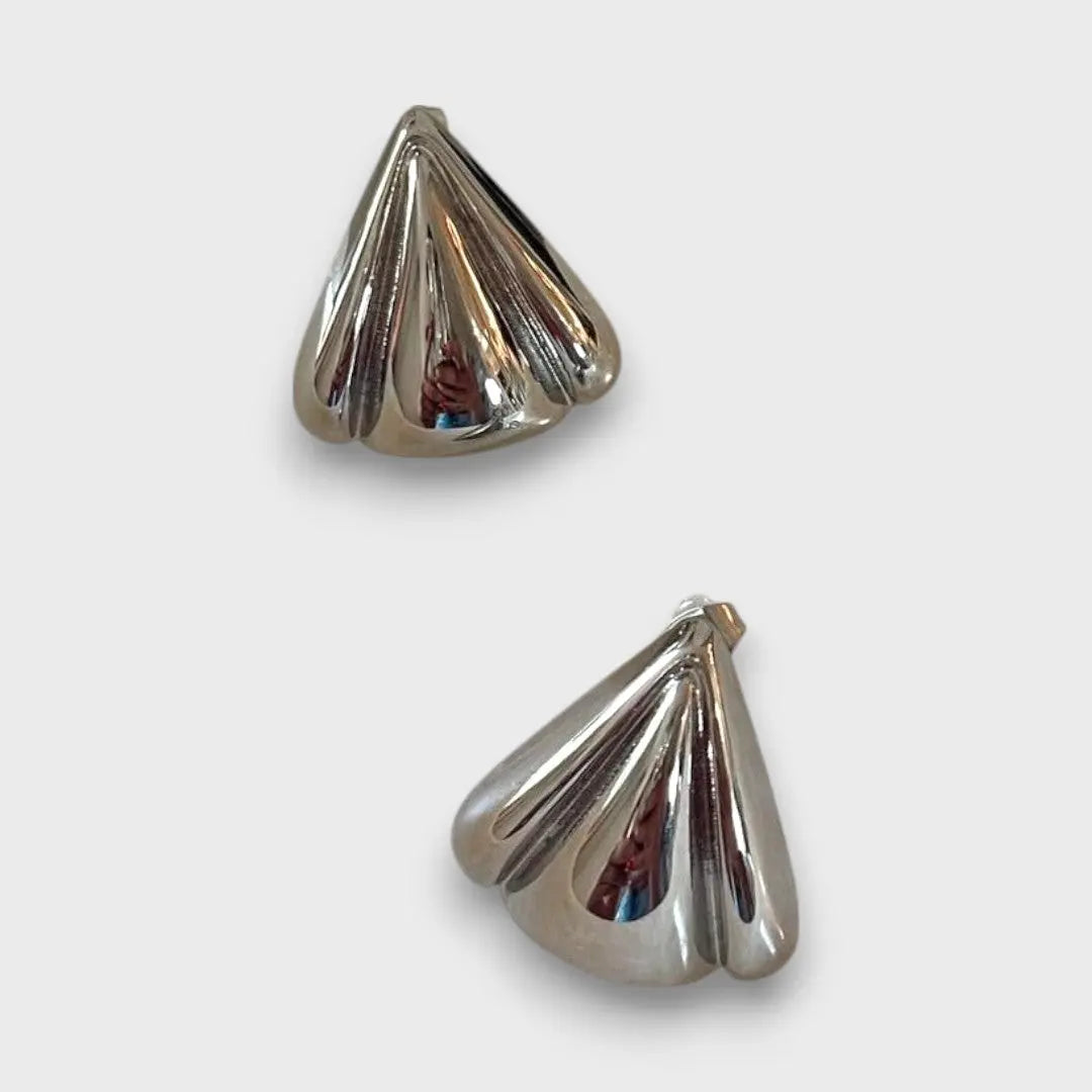 Nuna – Gold Earrings with Sculptural Character