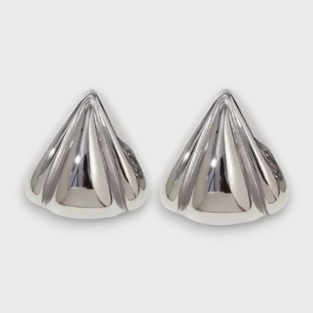 Nuna – Gold Earrings with Sculptural Character