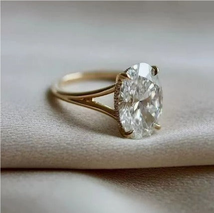 Vintage Oval Ring in Gold and Green Crystal