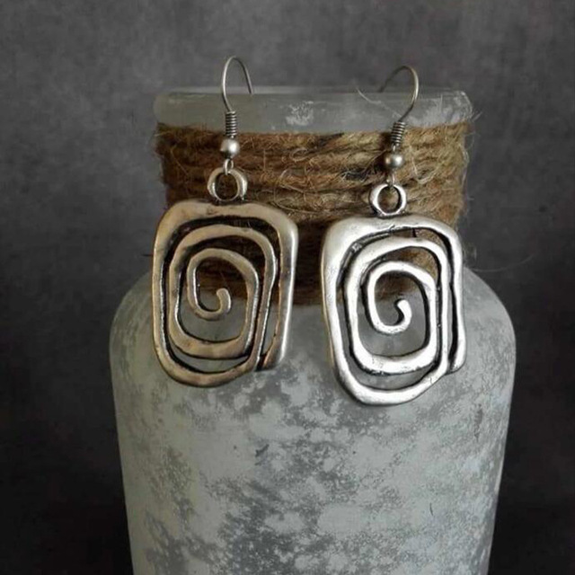 Avielle – Vintage Earrings with Fluid Shape