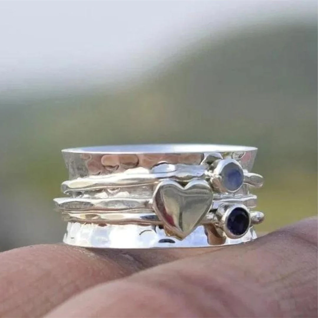 Elegant rotating heart-shaped ring in sterling silver